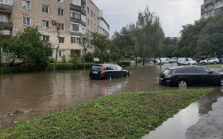 Сильна злива в Рівному призвела до жахливих наслідків: фото, відео