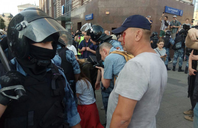 В Москве активисты заявляют о полицейском насилии: задержано почти 640 человек