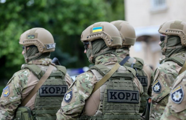 У Дніпрі спецназ КОРД затримав патрульних, які зупинили автомобіль генерала: відео