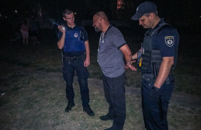 В Киеве бывший боец АТО с ножом напал на компанию отдыхающих