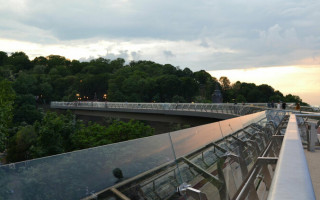 На стеклянном мосту в Киеве появилась очередная трещина: что происходит на месте аварии