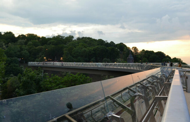 На стеклянном мосту в Киеве появилась очередная трещина: что происходит на месте аварии