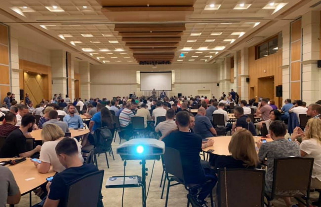 Опубликуйте список прогульщиков: реакция соцсетей на тренинг «слуг народа»