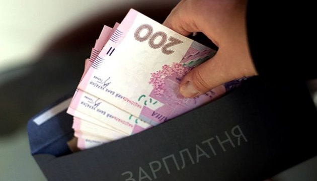 Середня зарплата в Україні: кому максимально підняли виплати