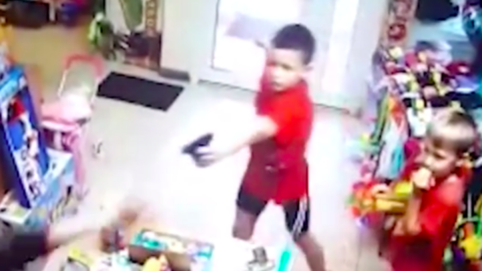 Озброєні 8-річні «гангстери» напали на магазин іграшок: відео