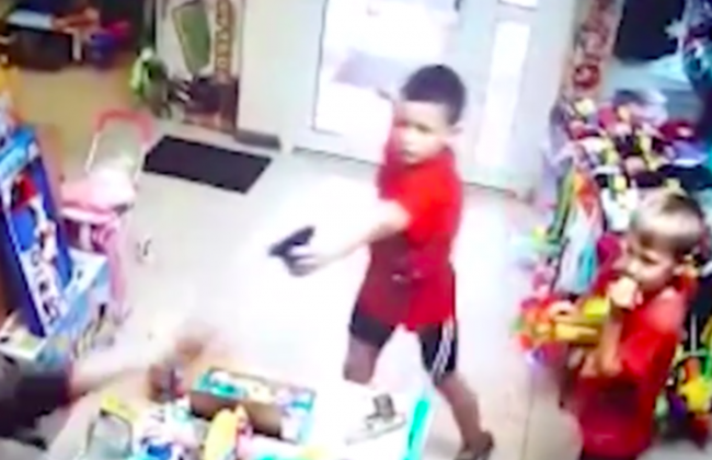Озброєні 8-річні «гангстери» напали на магазин іграшок: відео