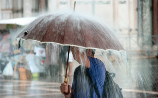 Град и грозы: в Украине объявили штормовое предупреждение