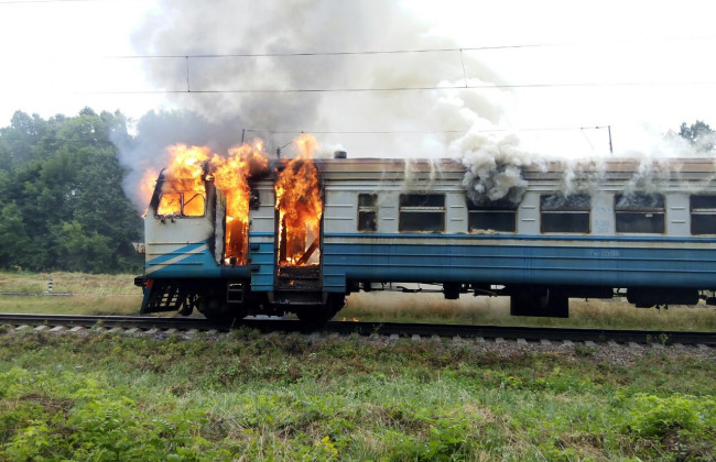 На ходу спалахнула електричка з пасажирами на Вінниччині: відео, фото