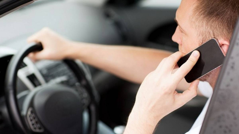 В каком случае у водителя могут отобрать права за телефонный разговор