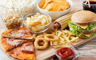 Какие продукты нежелательно есть летом: назвали список