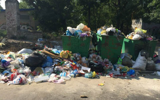 Центр Херсона утопает в мусоре