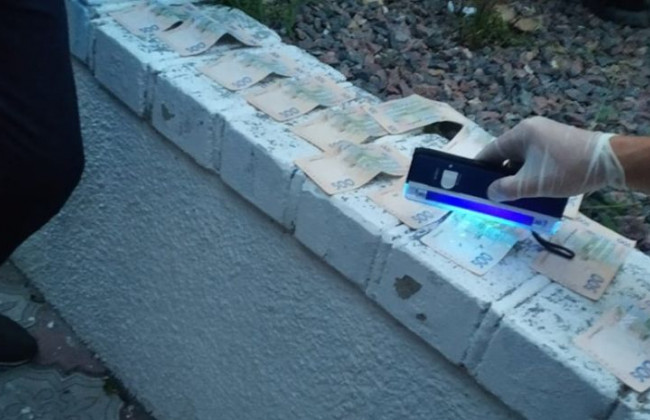 Вимагав 45 тисяч гривень від підприємця: ДБР затримало інспектора митниці