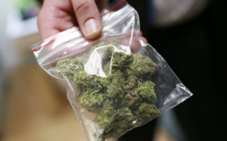 Сімейний бізнес: батько і син збували наркотики в центрі Києва