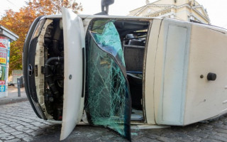 Масштабная авария в Днепре: Hyundai снес с дороги маршрутку, много пострадавших