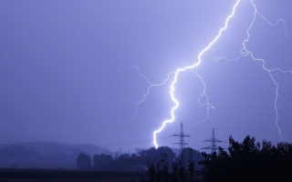 На Волині блискавка спалила будівлю