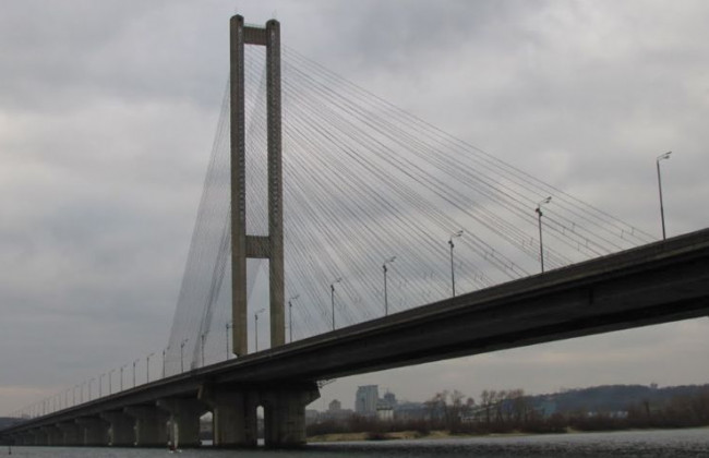 У Києві на місяць частково перекриють міст: що трапилося