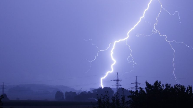 На Волині блискавка спалила будівлю