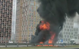 У Києві BMW врізався у відбійник і згорів посеред дороги, відео