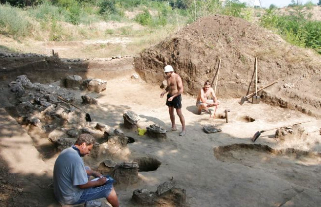 Скелети жорстоко вбитих жінок і дітей знайшли під Житомиром