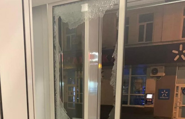 Розтрощив двері суду у Вінниці: з’явилось відео інциденту