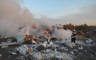 Під Полтавою вже третю добу горить сміттєзвалище