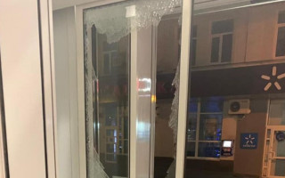 Розтрощив двері суду у Вінниці: з’явилось відео інциденту