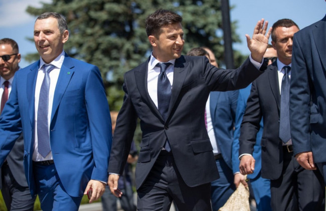 Зеленский уговорил мажоритарщика дать 175 миллионов на дорогу