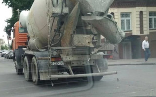 Залил бетоном дорогу: киевлян разозлил водитель бетоновоза