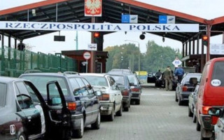 Украинцам массово отказывают во въезде в Польшу: назвали причину