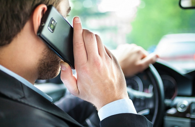 Какой штраф грозит водителям за телефонный разговор за рулем