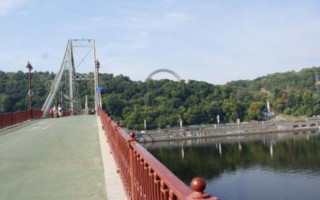 У Києві розсипається Пішохідний міст, відео