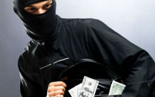 Дерзкое ограбление в Киеве: воры вынесли из супермаркета терминал с деньгами