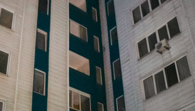 Трагедия в Киеве: девушка выпала из окна многоэтажки