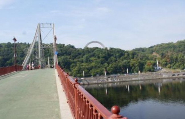 У Києві розсипається Пішохідний міст, відео