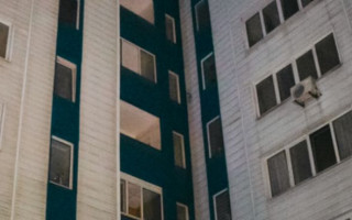 Трагедия в Киеве: девушка выпала из окна многоэтажки