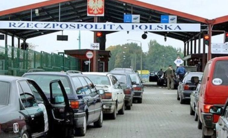 Украинцам массово отказывают во въезде в Польшу: назвали причину
