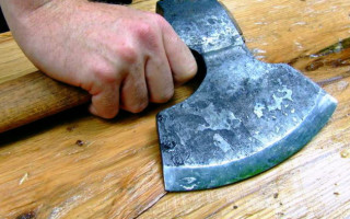 На Кіровоградщині чоловік вдарив сокирою власну жінку