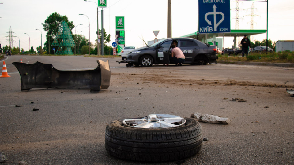 На выезде из Киева таксист устроил ДТП:  автомобиль вылетел с дороги и снес столб