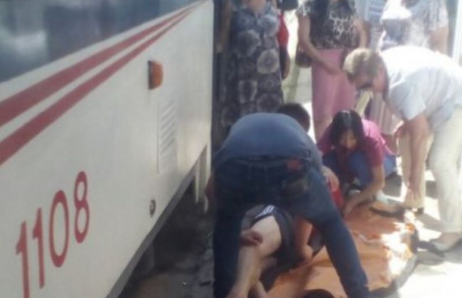 В Николаеве из трамвая выпал пассажир: все подробности