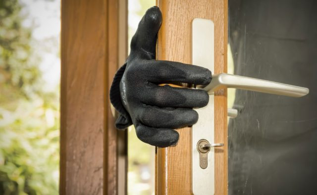 У Кропивницькому поліція затримала серійного квартирного злодія