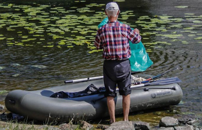 Застрял в водорослях: в Киеве спасали горе-рыбака