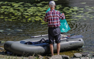 Застрял в водорослях: в Киеве спасали горе-рыбака