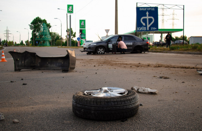 На выезде из Киева таксист устроил ДТП:  автомобиль вылетел с дороги и снес столб