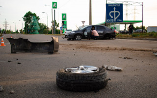 На выезде из Киева таксист устроил ДТП:  автомобиль вылетел с дороги и снес столб