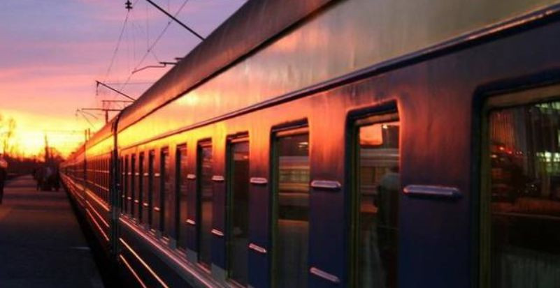 Погиб мгновенно: в Харькове поезд сбил мужчину