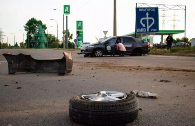 Заснул за рулем: в Киеве легковушка снесла столб