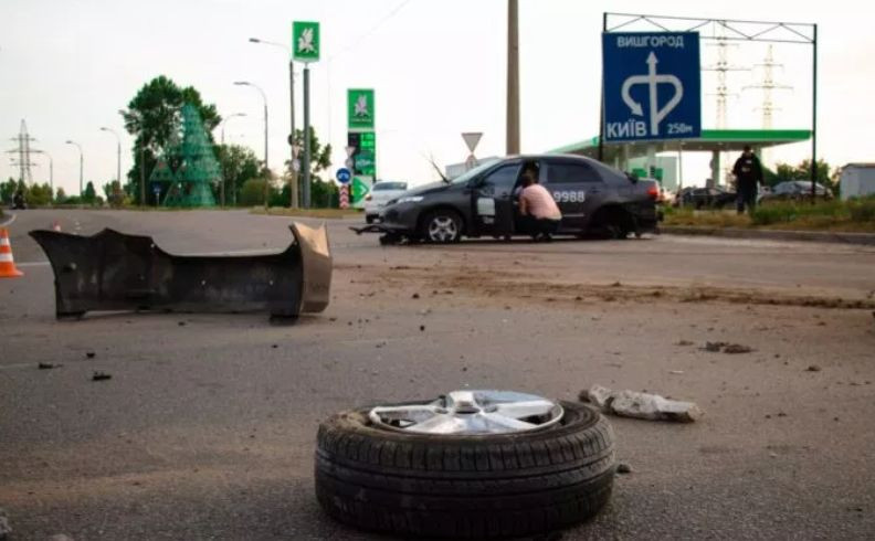 Заснул за рулем: в Киеве легковушка снесла столб