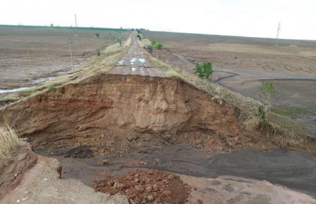 Под Одессой мощный поток воды снес  с трассы Mercedes с туристами, видео