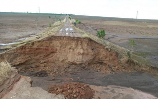 Под Одессой мощный поток воды снес  с трассы Mercedes с туристами, видео