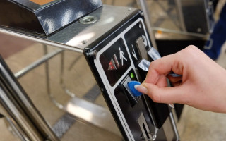 Станція київського метро «Дніпро» відсьогодні працює без жетонів